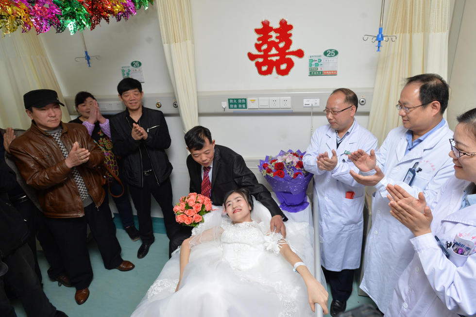 8年男友不离不弃——癌症女孩在病房与男友喜结连理!