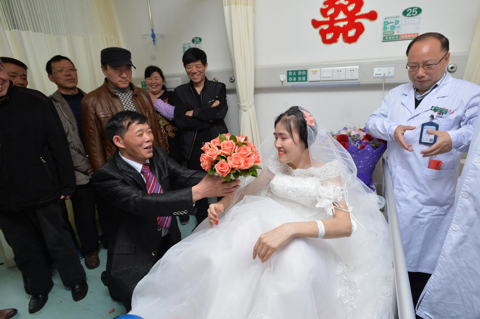 8年男友不离不弃——癌症女孩在病房与男友喜结连理!