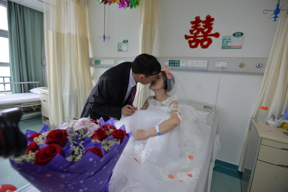8年男友不离不弃——癌症女孩在病房与男友喜结连理!