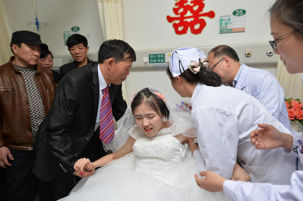 8年男友不离不弃——癌症女孩在病房与男友喜结连理!